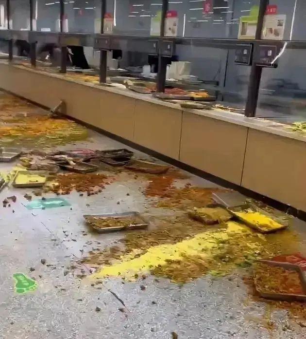 合肥工业学校通报食堂阿姨吵架抛撒饭菜：已暂停两名涉事人员工作(图2)
