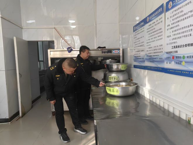 达拉特旗市场监督管理局开展校园食品安全风险隐患排查筑牢校园食品安全防线(图1)