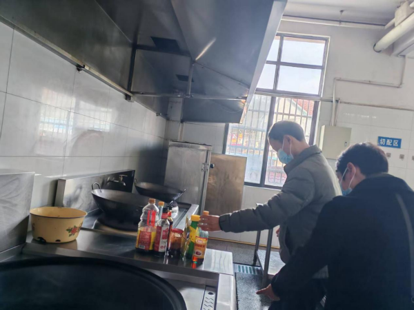 怀宁县雷埠乡中心学校召开食堂现场办公会 筑牢校园食品安全防线(图2)