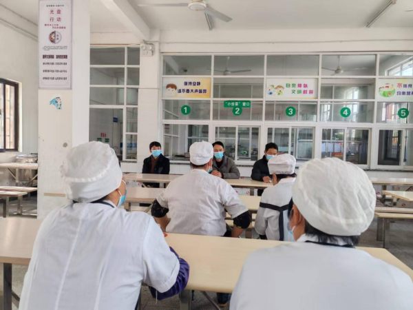 怀宁县雷埠乡中心学校召开食堂现场办公会 筑牢校园食品安全防线(图1)
