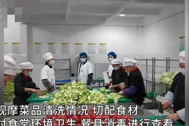 江西学校食堂又出食品安全问题食堂脚踩洗菜这次处罚直接(图5)