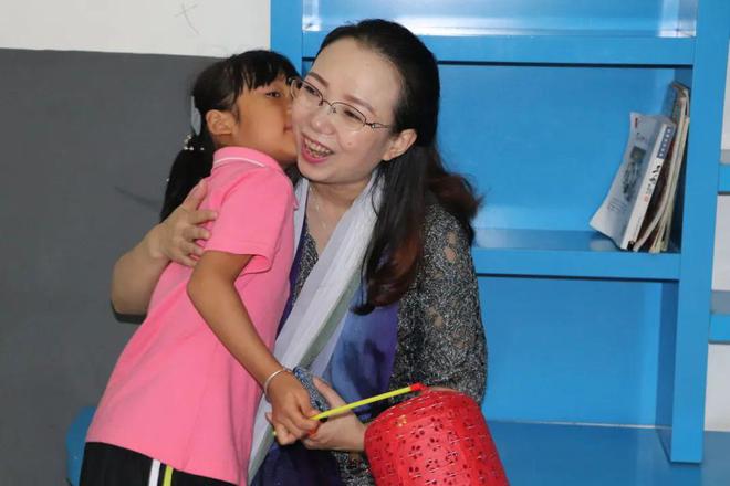 封面人物丨“有味道”的学校什么样？她用20年诠释“教育即生活”(图1)