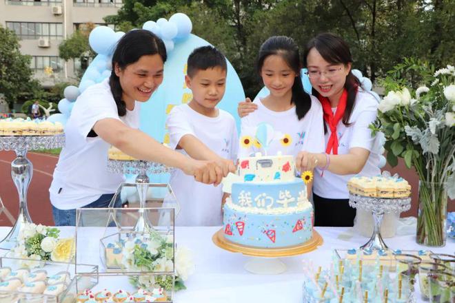 封面人物丨“有味道”的学校什么样？她用20年诠释“教育即生活”(图3)