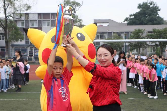 封面人物丨“有味道”的学校什么样？她用20年诠释“教育即生活”(图12)