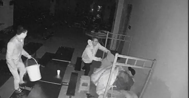 老人睡觉被泼冷水后续：学校被约谈道歉教育局通报果然有内情(图1)