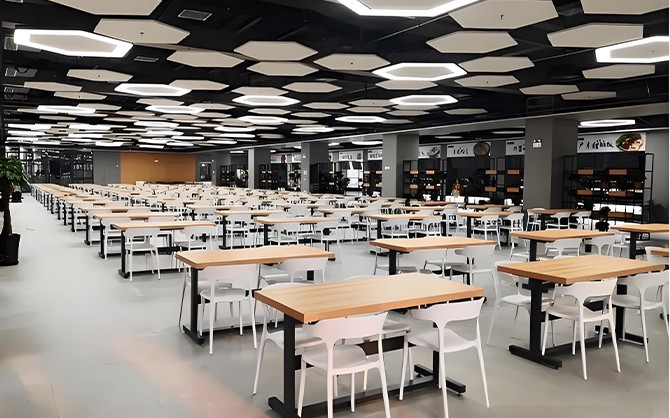 惊喜！学校食堂全面升级让学生餐桌焕然一新！(图1)