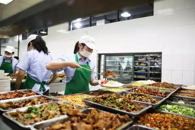 家长怒吼拒预制菜！食堂承包人曝黑幕：成本转嫁学生餐费(图1)