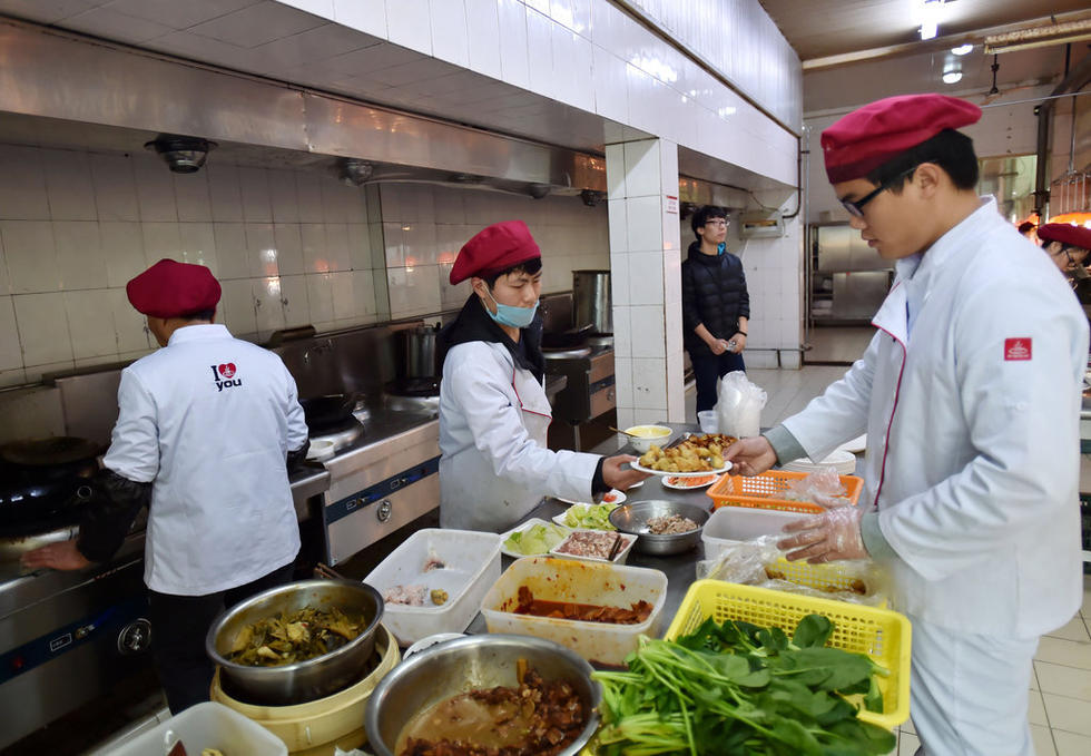 学生食堂不是秀场：根治乱象需要一场制度革命(图1)