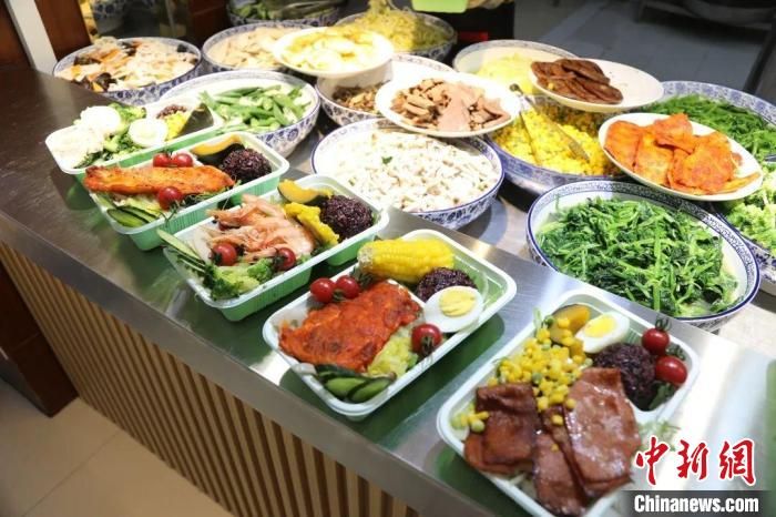 中新网：“轻食风”吹进校园 高校食堂减脂餐“圈粉”年轻人(图2)