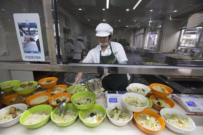 学校食堂外包≠甩锅！4月15日起新规明确：出事校长也得担责！(图2)