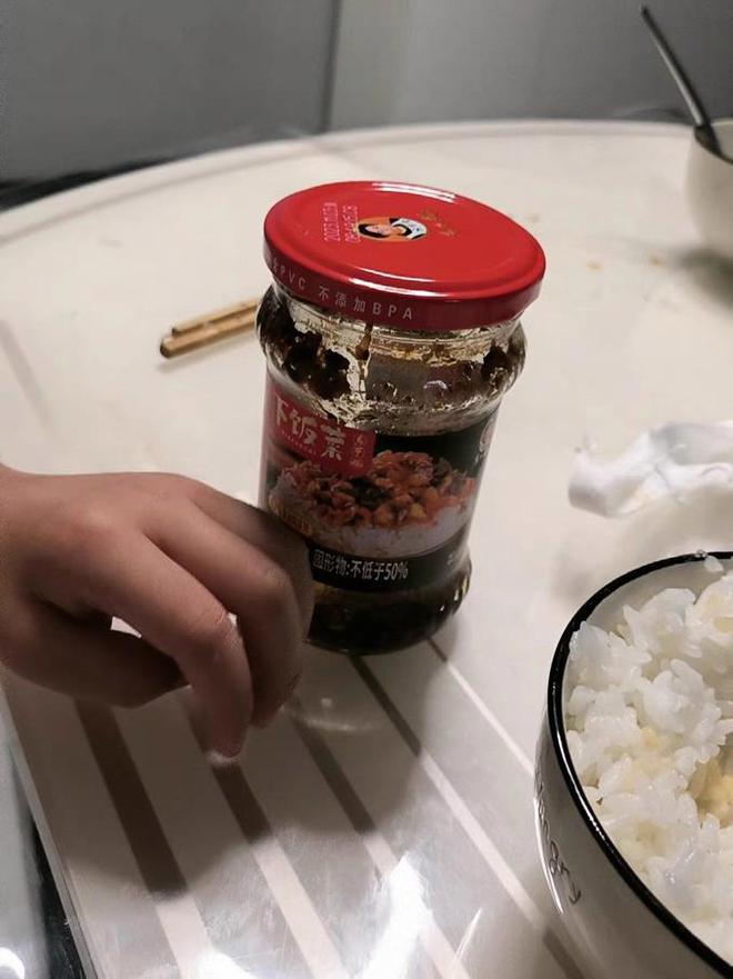 学生靠老干妈下饭？职工餐又多又好？(图1)