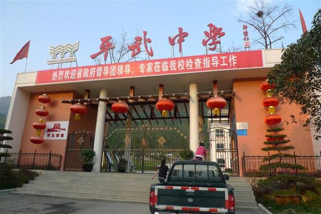 学生靠老干妈下饭？职工餐又多又好？(图2)