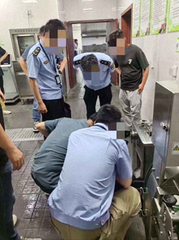 浙江余姚一学校食堂绞肉机发现活蛆：对有关人员停职、免职处理(图1)