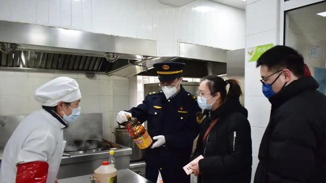 校长吐槽食堂是烫手山芋10元一餐!老师秒变服务员家长还不满意(图4)