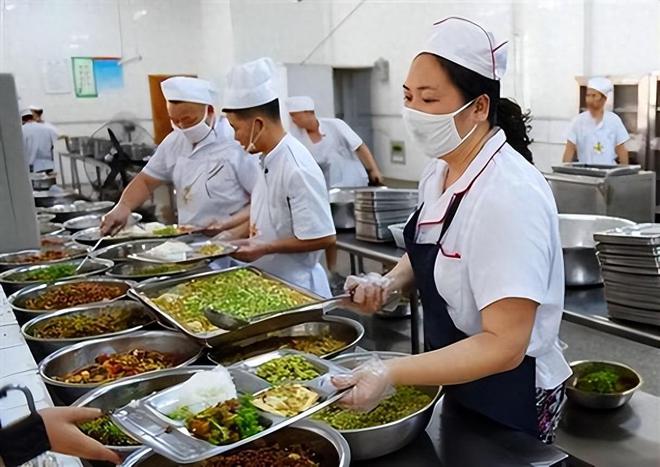 从“香饽饽”到“麻烦包”？学校食堂的困局：钱少事多检查不断(图1)