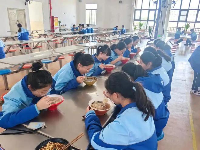 从“香饽饽”到“麻烦包”？学校食堂的困局：钱少事多检查不断(图2)