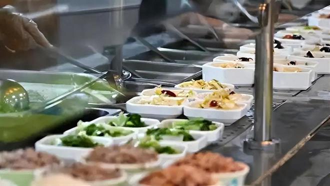 从“香饽饽”到“麻烦包”？学校食堂的困局：钱少事多检查不断(图3)