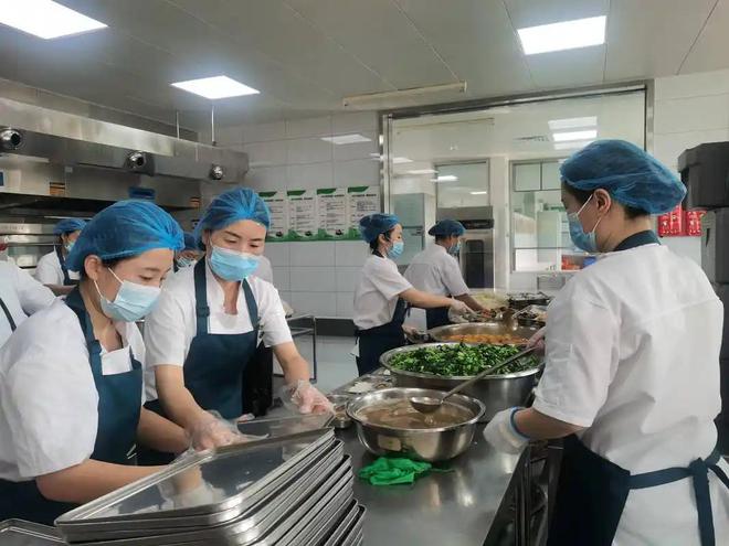 从“香饽饽”到“麻烦包”？学校食堂的困局：钱少事多检查不断(图5)