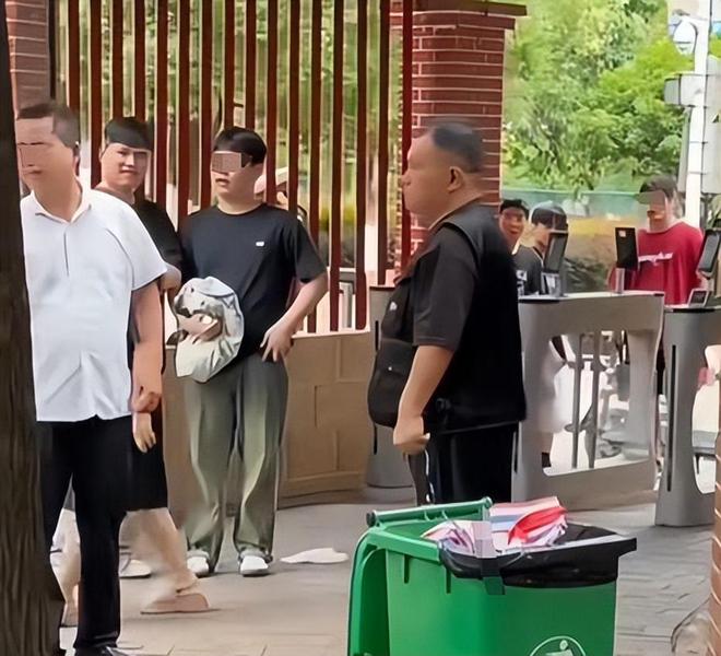 保安扔学生外卖后续校方回应反遭讽刺知情人爆料：身份不简单(图13)