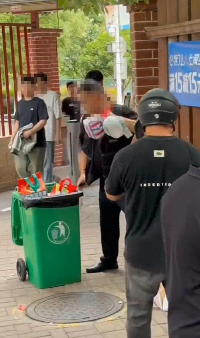 保安扔学生外卖后续校方回应反遭讽刺知情人爆料：身份不简单(图1)