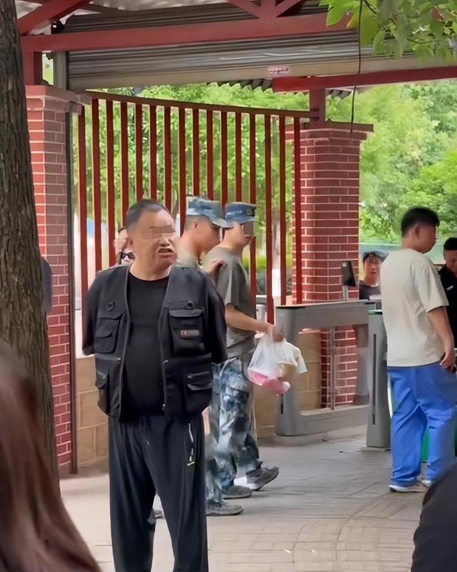 保安扔学生外卖后续校方回应反遭讽刺知情人爆料：身份不简单(图11)