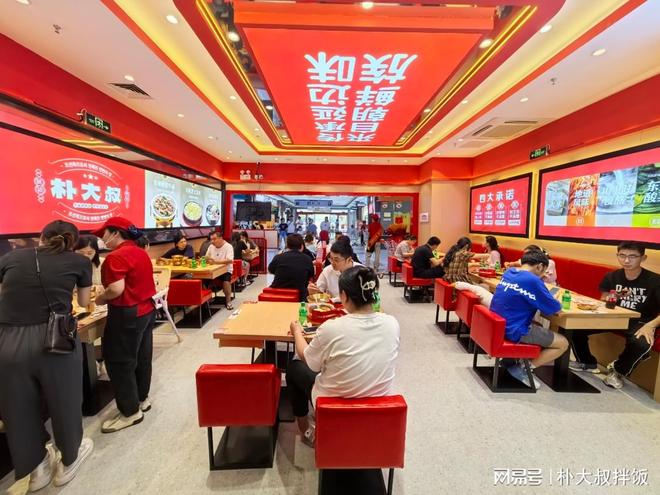 餐饮加盟新风口！朴大叔拌饭40㎡小店型上线低门槛撬动万亿市场(图1)
