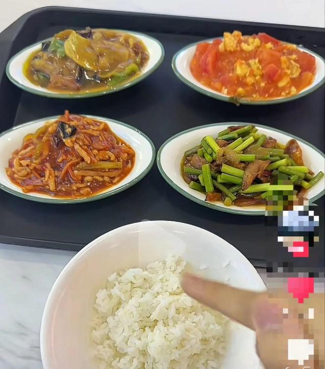 中国高校食堂鄙视链出炉！南京大学霸榜“最难吃”大学食堂网友：在这种事情上我不允许母校输！(图1)