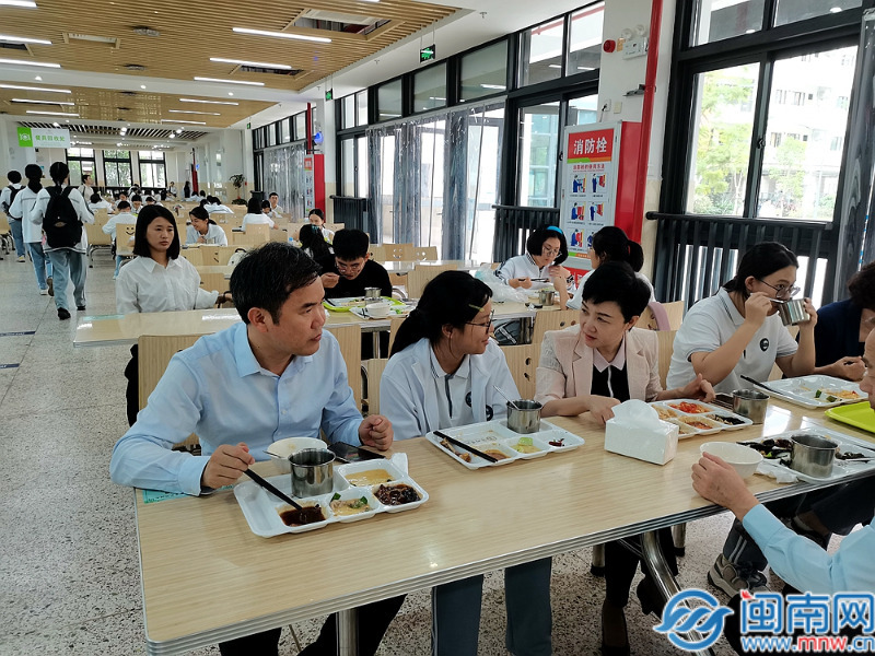 四川一小学11名食堂员工侵占优质肉制品均获刑！77斤排骨返还被害单位(图1)