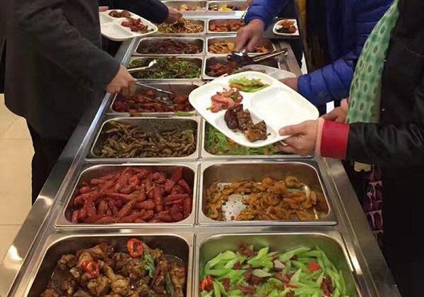 鹤壁市开展秋季开学护航行动 监督检查校园食堂食品安全(图1)