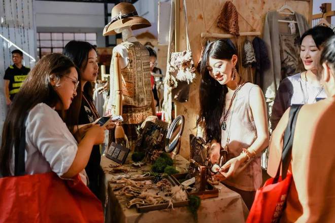 小红书一级入口更新：上亿95后在“市集”挑好货(图1)