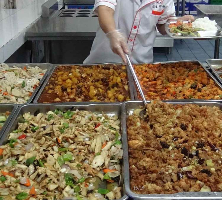 东莞一学校食堂被投诉！最新回应(图1)