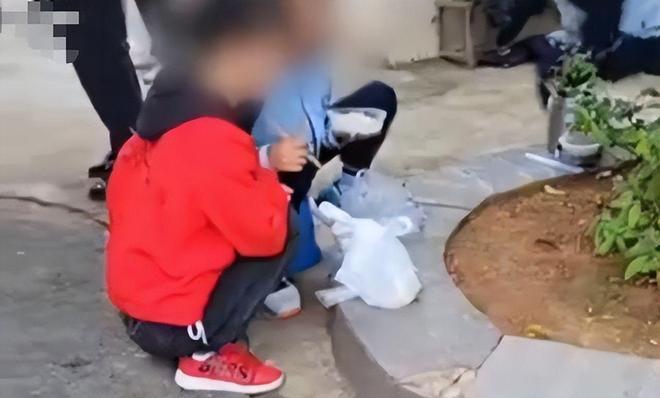 学生自带饭盒打饭被拒后续：连饿三天官方介入校长解释原因被嘲(图4)