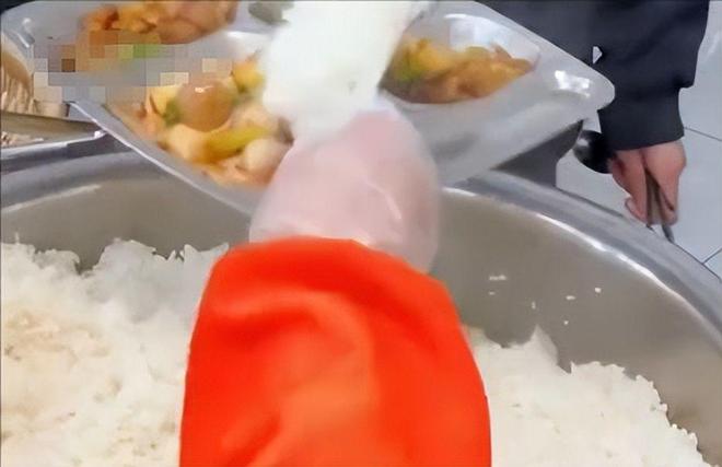 学生自带饭盒打饭被拒后续：连饿三天官方介入校长解释原因被嘲(图7)