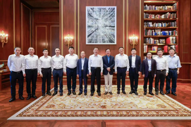 上汽总裁称余承东对尚界H5初始方案不满意提了非常多要求；董明珠回应说话太满：是一种自信；李想直言苹果17 Pro Max太丑了丨雷峰早报(图2)