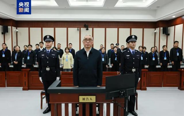 在市长、市委书记、省委组织部常务副部长、副省长等职上及退休后杨子兴非法收受财物数额特别巨大(图1)