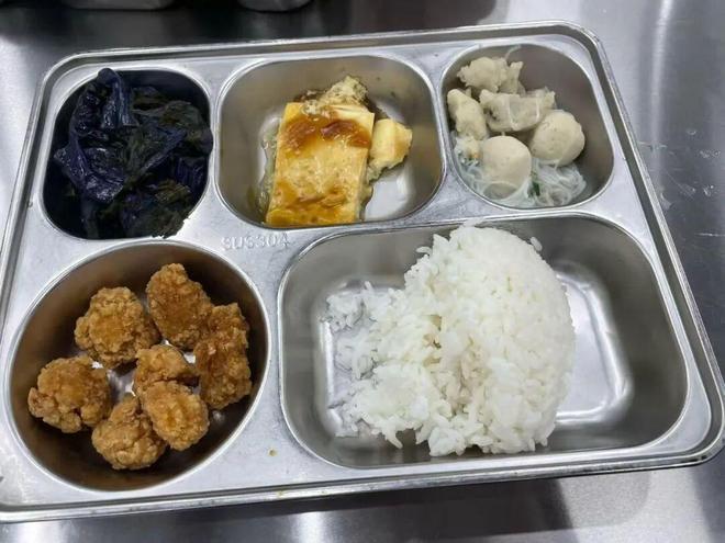 温州15元学生餐像速冻半成品！太夸张？(图1)