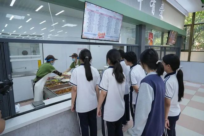 承包学校的食堂饭食却不足(图3)
