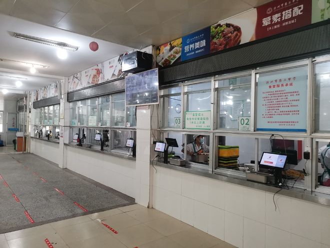 承包学校的食堂饭食却不足(图2)