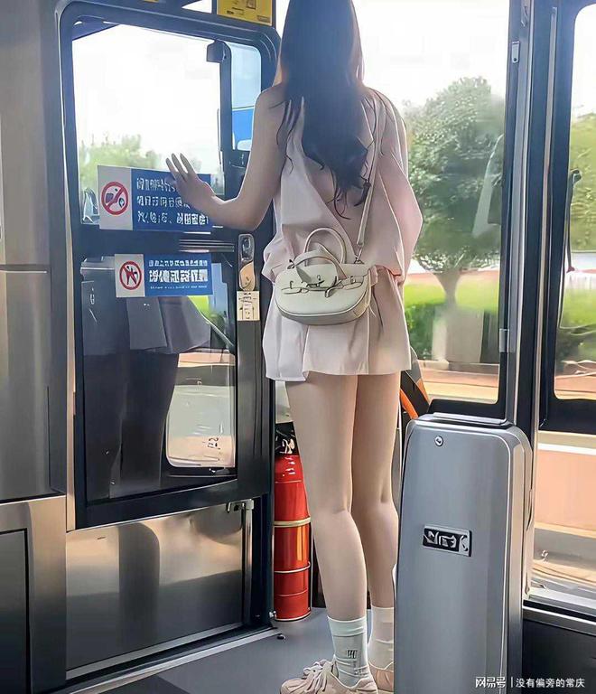 必须严惩！校领导硬薅食堂330万全是学生20元餐费里抠出来的(图9)