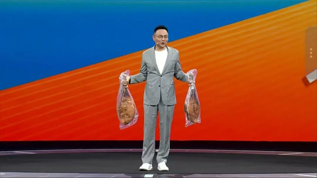 罗振宇跨年演讲卖出超10万本书瘦了100斤转型AI叙事(图1)