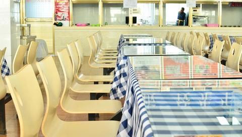 食堂承包商举报校领导2年拿走300多万元官方通报：违规收取的费用退还学生副区长等多人被处分(图1)