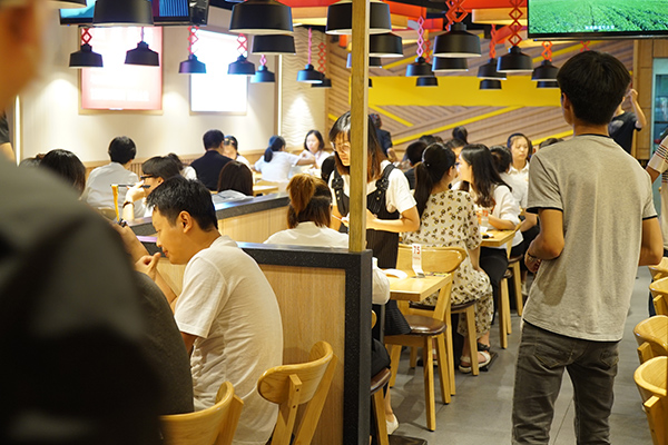 上门私厨“一厨难求”！春节人工费翻倍顶尖厨艺人才成市场香饽饽(图1)