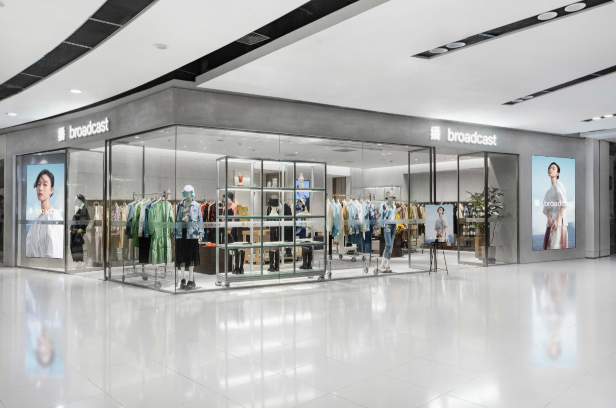 女装壳里的锂电梦：梁丰与日播时尚的三年局(图2)