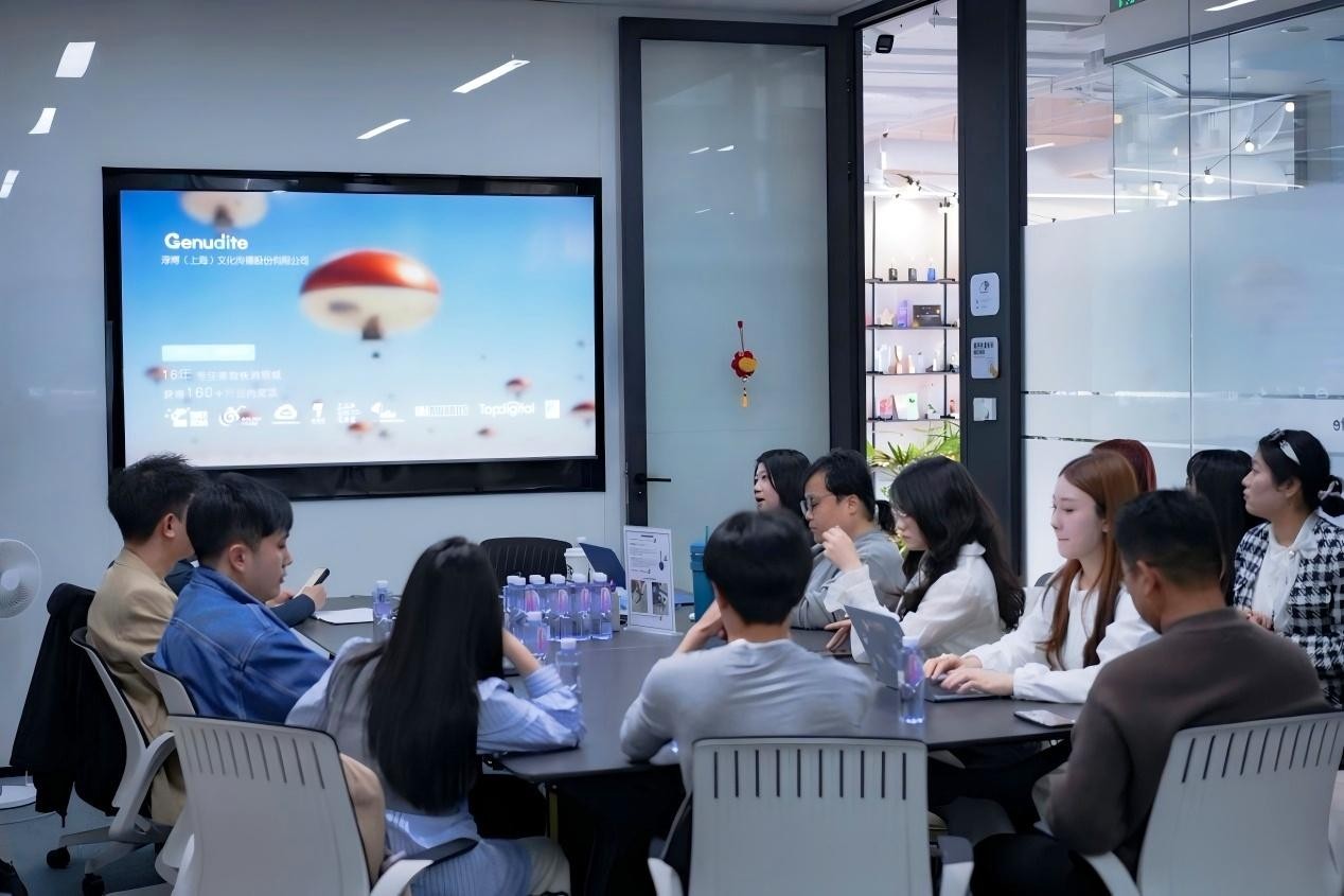 人文学院组织学生开展“AI赋能内容营销全生态实践案例”学习考察(图1)