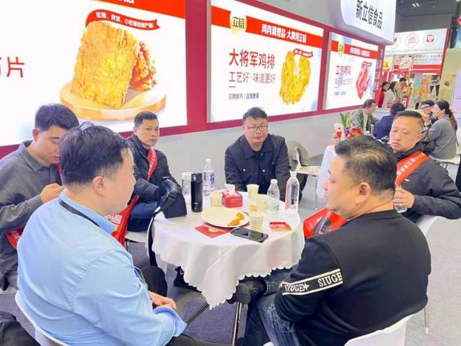 日销80万片！立信鸡排重磅登陆上海华食展脆领餐饮新风口(图2)