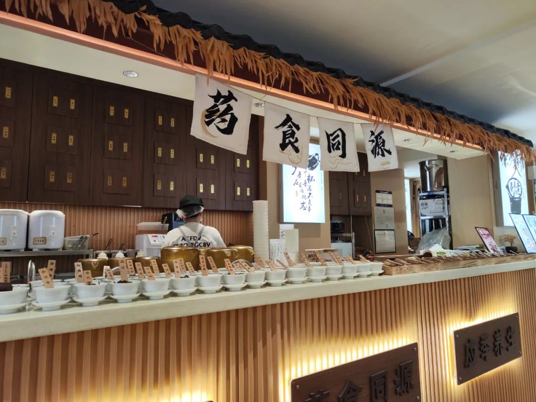 各方热议海底捞停止宠物友好试点背后：宠物友好理性发展难题待解(图1)