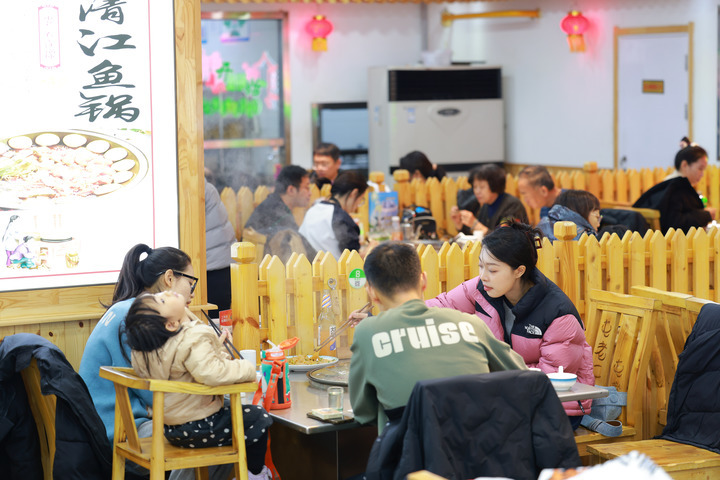 新华财经我国餐饮业活力十足2024年有望持续回暖(图1)